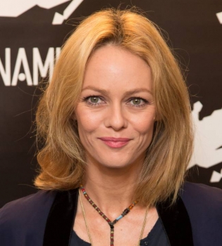 Утонченный цветок: Ванесса Паради радует поклонников цветущей красотой