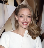 Обворожительный ангел: Аманда Сейфрид покорила публику белоснежным нарядом