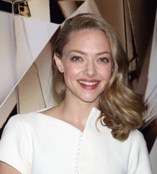 Обворожительный ангел: Аманда Сейфрид покорила публику белоснежным нарядом