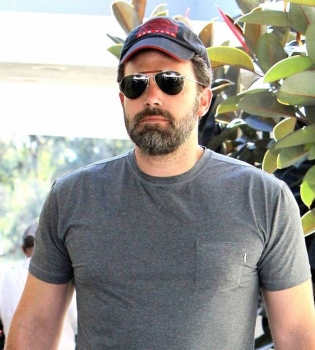 Одинокий папа: Бен Аффлек появился на прогулке с детьми без Дженнифер Гарнер