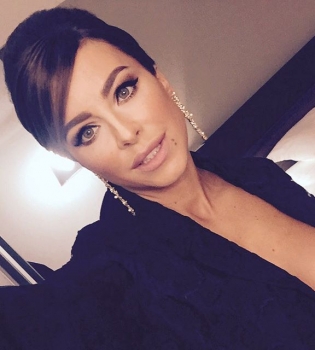 Ани Лорак вышла в свет в прозрачном топе