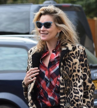 Стильная Кейт Мосс покорила публику леопардовым нарядом