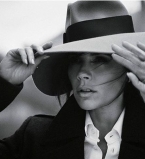 Роскошная Виктория Бекхэм украсила обложку Vogue