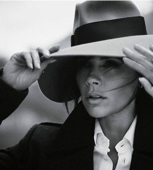 Роскошная Виктория Бекхэм украсила обложку Vogue