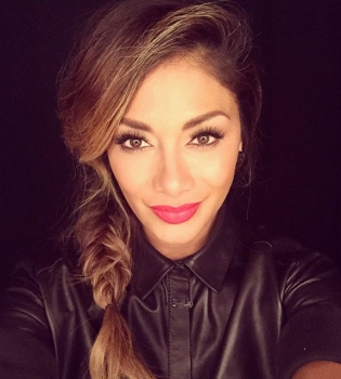 Большой друг: Николь Шерзингер позирует с Шакилом О&#039;Нилом