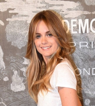 Простота и элегантность: Крессида Бонас блистает на вечеринке Chanel