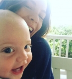 Малыш растет: Лив Тайлер показала новые снимки 8-месячного сына