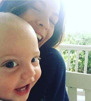 Малыш растет: Лив Тайлер показала новые снимки 8-месячного сына