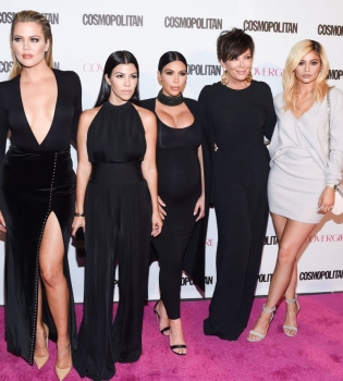 Сестры Кардашьян появились в сексуальных нарядах на 50-летии Cosmopolitan