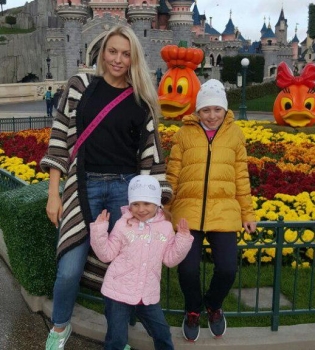 Оля Полякова отпраздновала день рождения младшей дочери в Париже