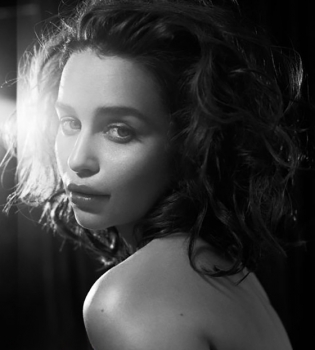 Эмилию Кларк назвали самой сексуальной женщиной