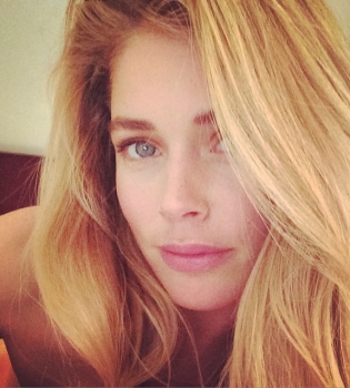 Сверхоткровенно: Даутцен Крус выложила в сеть фото без нижнего белья