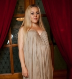 Беременная Alyosha вышла в свет в платье-бюстье