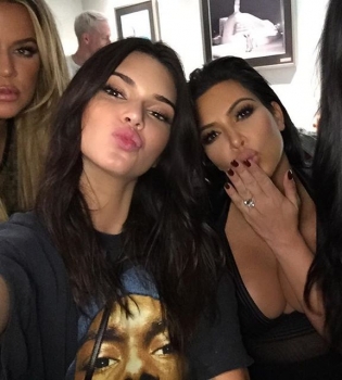 Не узнать! После операций сестры Кардашьян полностью изменили свою внешность &ndash; видео