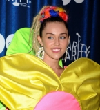 Модный шок: Майли Сайрус пришла на благотворительный вечер в костюме ромашки