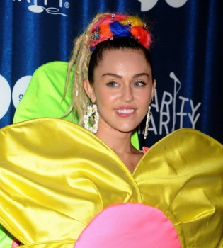 Модный шок: Майли Сайрус пришла на благотворительный вечер в костюме ромашки