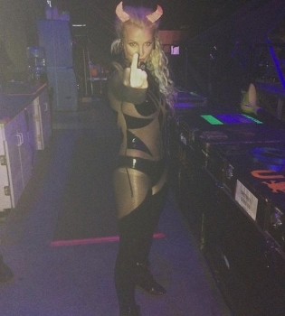 Звездный конфуз: у Бритни Спирс разошлась молния на костюме прямо на сцене