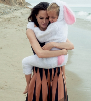 Анджелина Джоли и Брэд Питт с детьми снялись в потрясающей фотосессии для Vogue