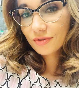 Анфиса Чехова показала беременный животик