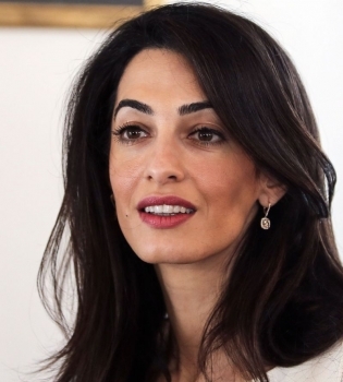 Талантлива во всем: Амаль Клуни стала дизайнером одежды