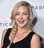 Кейт Хадсон показала стройные ножки в смелом мини