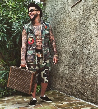 Заботливый папочка: Тимати подарил дочери эксклюзивные кроссовки