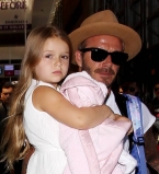 Маленькая наездница: четырехлетняя Харпер Бекхэм катается на лошади