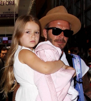 Маленькая наездница: четырехлетняя Харпер Бекхэм катается на лошади