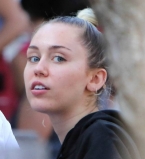 Неожиданно: Майли Сайрус гуляет по городу в кофте-мешке