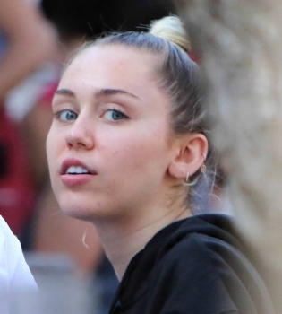 Неожиданно: Майли Сайрус гуляет по городу в кофте-мешке