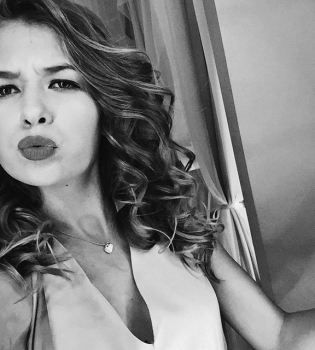 Совсем взрослая: 14-летняя дочь Веры Брежневой блестела на балу дебютанток