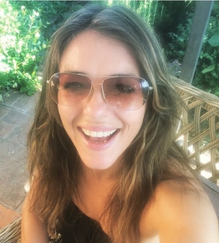 50-летняя Элизабет Херли похвасталась стройной фигурой в купальнике