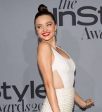 Соблазнительная кокетка: Миранда Керр показала идеальную фигуру в облегающем наряде