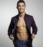 Соблазнительный Криштиану Роналду позирует в постели