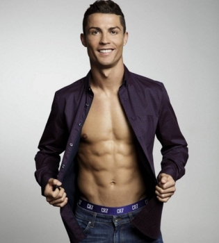 Соблазнительный Криштиану Роналду позирует в постели