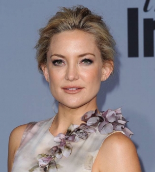 Цветущая красота: счастливая и прекрасная Кейт Хадсон блистает на красной дорожке