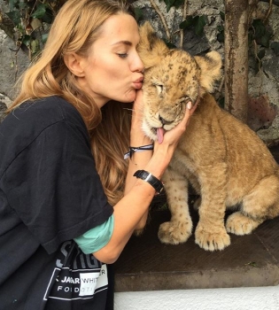 Виктория Боня заобнимала львят