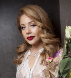 Тина Кароль вышла в свет в сексуальном прозрачном наряде