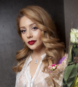 Тина Кароль вышла в свет в сексуальном прозрачном наряде