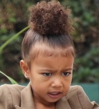 Дочь Ким Кардашьян и Канье Уэста запретила папарацци делать ее снимки