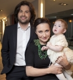 Похудевшие супруги Алена Мозговая и Владимир Ткаченко вышли в свет с дочкой