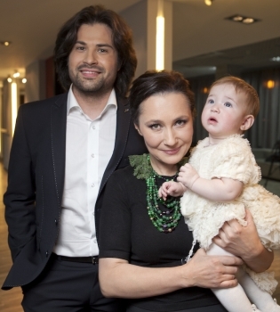 Похудевшие супруги Алена Мозговая и Владимир Ткаченко вышли в свет с дочкой