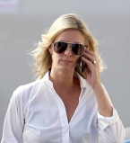 Красотка Ники Хилтон демонстрирует стройные ноги в мини-шортиках