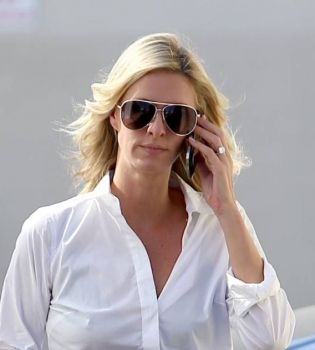 Красотка Ники Хилтон демонстрирует стройные ноги в мини-шортиках