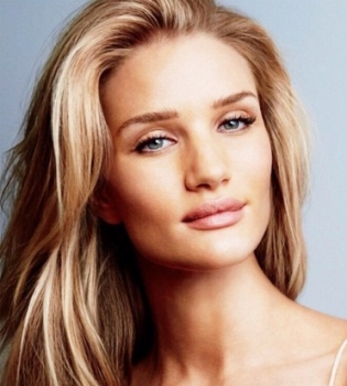 Роузи Хантингтон-Уайтли показала фото, с которого началась ее модельная карьера