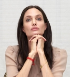 Спокойствие и уверенность: Анджелина Джоли блистает на пресс-конференции в Лос-Анджелесе