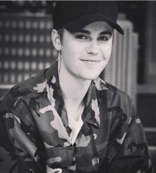 Неожиданно: Джастин Бибер впервые сыграл на гитаре в дуэте с отцом