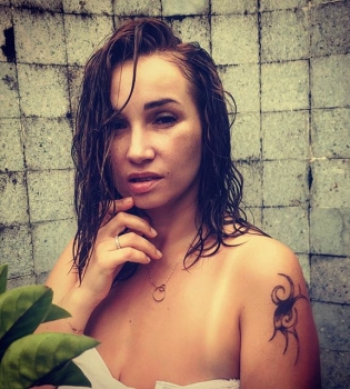 Есть что показать: Анфиса Чехова снялась в бикини