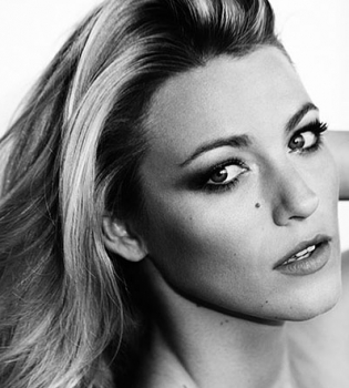 Блейк Лайвли показала подтянутое тело в сексуальном бикини