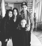 Гордый папа: Иван Ургант показал своих трех дочерей